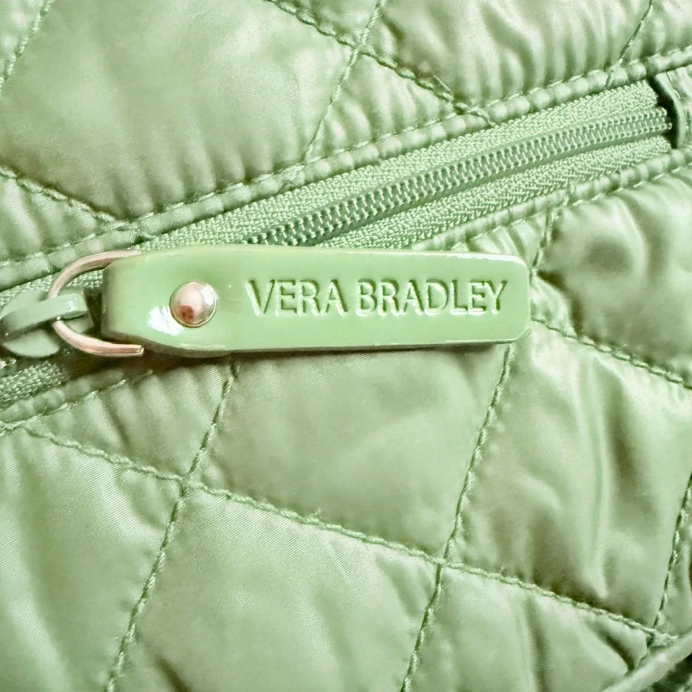 Vera Bradley Sage Green‎ Quilted Nylon Turn Lock Wristlet Floral Interior Bag